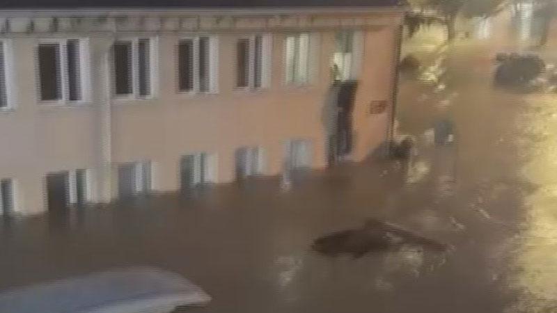 Sarıyer Ayazağa’da yollar suyla doldu: Araçlar sürüklendi