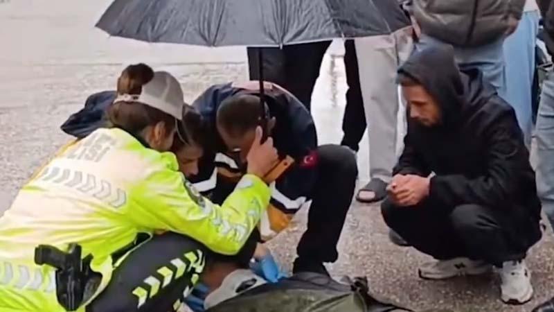 Yağmur altında yaralı gence şemsiye tutan polis memuruna Bakan Çiftçi’den tebrik