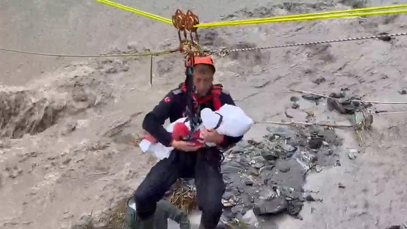 Selden kurtarılan 8 aylık Zeynep bebeği ninniyle uyuttu: “O an paha biçilemezdi”
