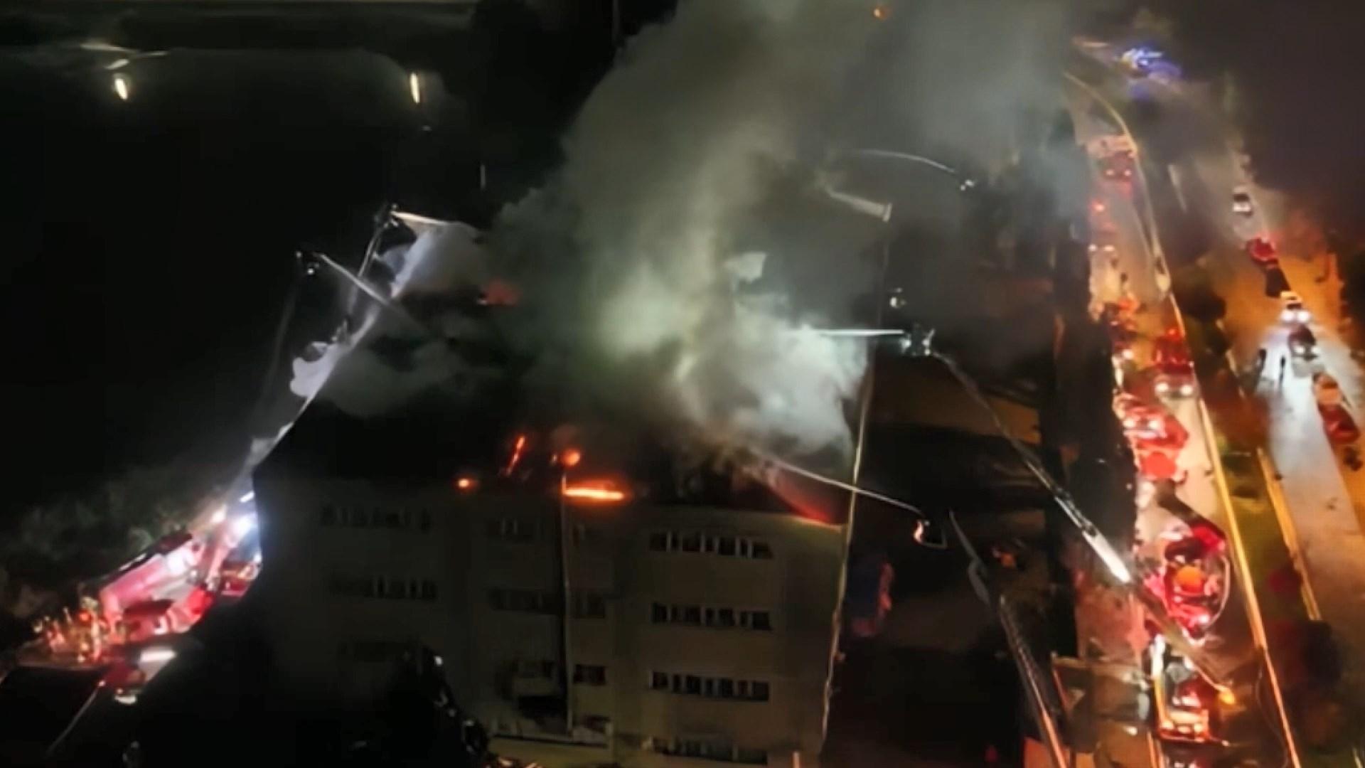 Tuzla’daki ayakkabı fabrikasında gece yangını: İtfaiye 8 noktadan müdahale etti